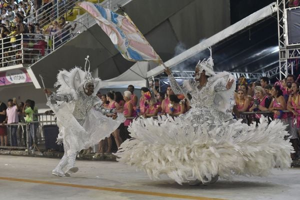 Novo Império leva o universo infantil para a avenida por Vitor Jubini