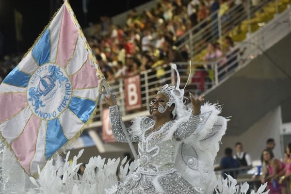 Novo Império leva o universo infantil para a avenida por Vitor Jubini