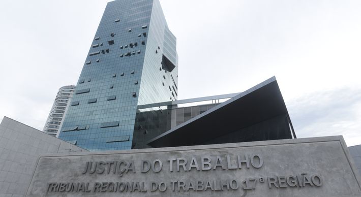 Trabalhador, que atuava como prestador de serviço em um bar, vai prestar serviço comunitário em vez de pagar honorários para advogados da companhia vencedora