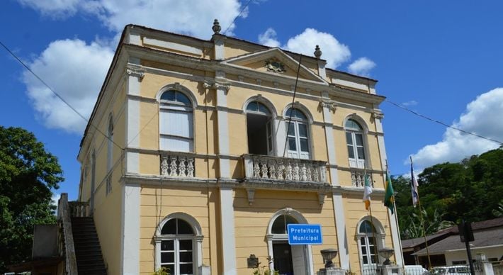 Projeto de lei aprovado pela Câmara Municipal previa aumentos salariais a partir de janeiro do ano que vem. Lei federal proíbe reajustes até dezembro de 2021
