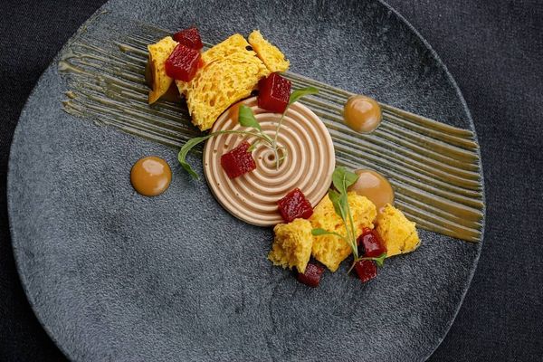 Entremet de doce de leite com esponja de fubá e goiabada marinada com limão. Crédito: Balthazar/Instagram