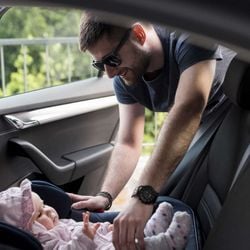 No Brasil, o uso do bebê conforto é obrigatório para o transporte de crianças de até 1 ano, até 13 kg ou até 75 cm