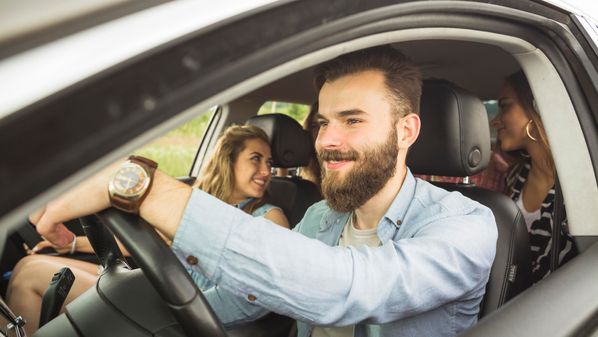 Além da carteira de motorista, o Certificado de Registro e Licenciamento de Veículo (CRLV) precisa estar regularizado