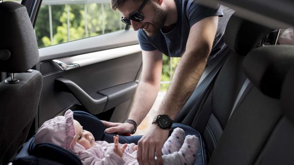 No Brasil, o uso do bebê conforto é obrigatório para o transporte de crianças de até 1 ano, até 13 kg ou até 75 cm