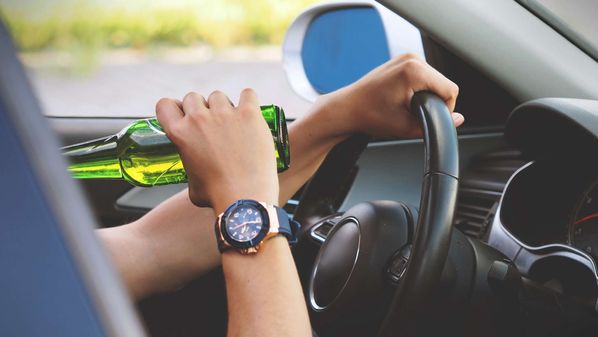 Táxi, carros por aplicativo e transporte coletivo são algumas alternativas para evitar que pessoas alcoolizadas assumam a condução de veículos