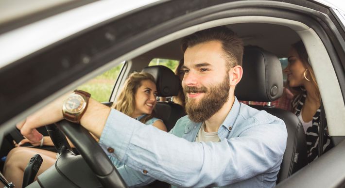 Além da carteira de motorista, o Certificado de Registro e Licenciamento de Veículo (CRLV) precisa estar regularizado