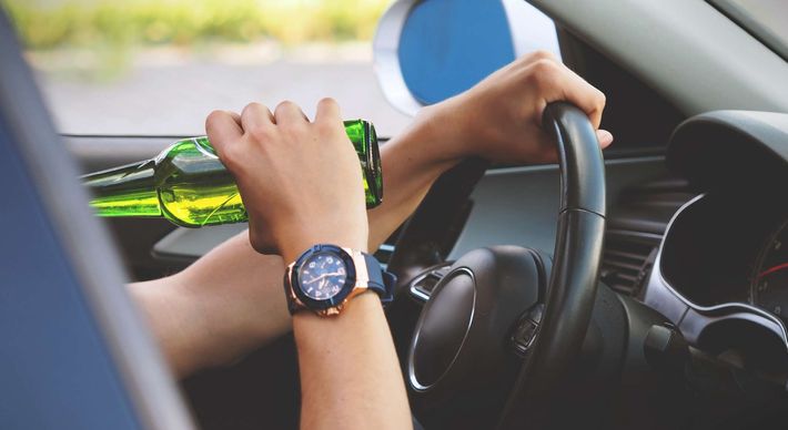 Táxi, carros por aplicativo e transporte coletivo são algumas alternativas para evitar que pessoas alcoolizadas assumam a condução de veículos