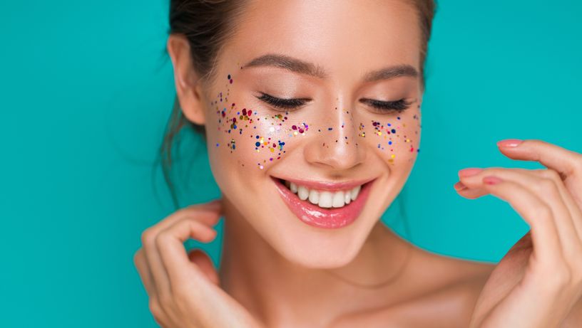 Mulher com purpurina no rosto, glitter