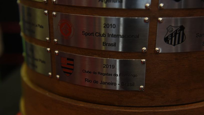 No detalhe: atual campeão, a plaquinha do Flamengo foi a última fixada no troféu da Libertadores