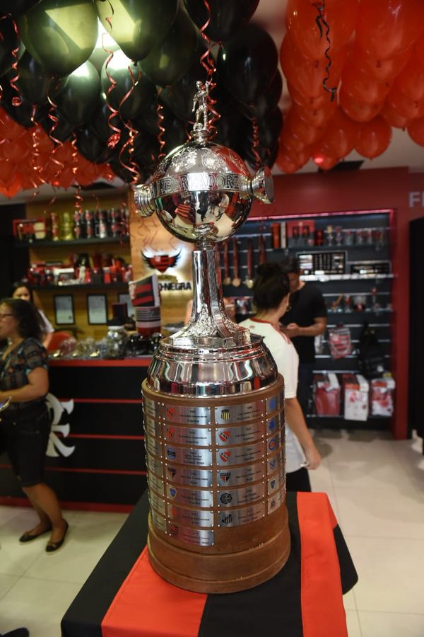 A estrela da festa: a taça de campeão da Libertadores 2019 está exposta em Vitória por Ricardo Medeiros