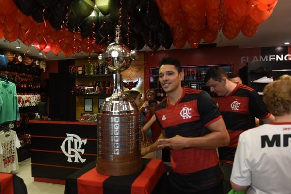 A loja Nação rubro-Negra está com decoração especial para receber a taça da Libertadores por Ricardo Medeiros