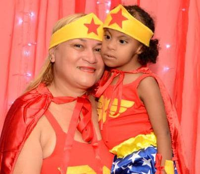 Valéria e Rillari vestidas de mulher-maravilha, em aniversário da menina. Crédito: Acervo Pessoal