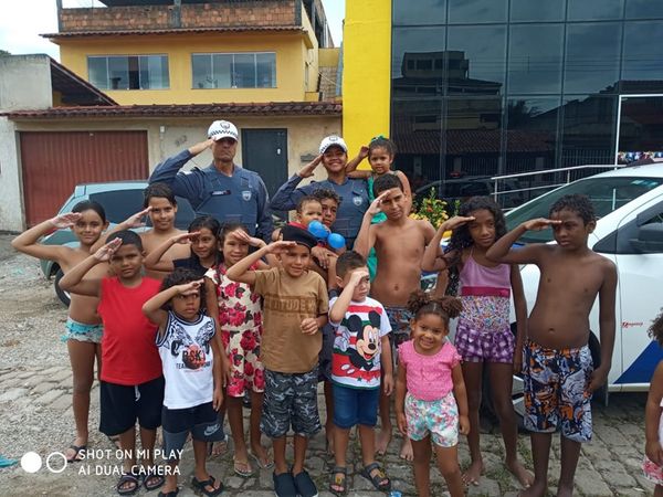 Crianças que estavam na festinha também entraram no clima da PM por Divulgação | Polícia Militar
