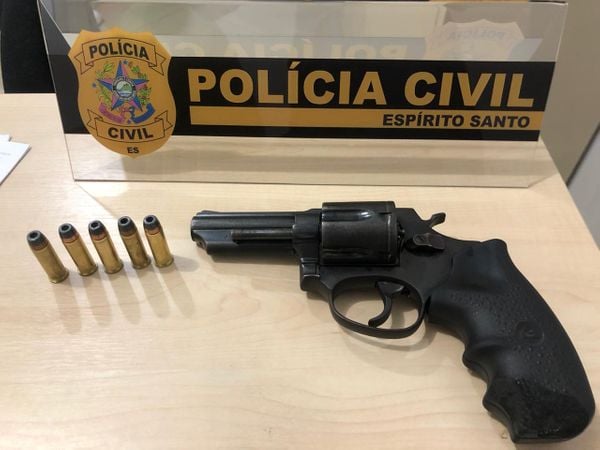 Com o suspeito, foi apreendido um revólver calibre 38 com numeração raspada . Crédito: Polícia Civil