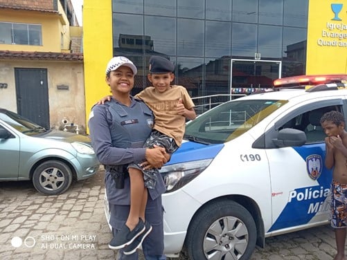 Luiz Otávio no colo da Soldado Ionara por Divulgação | Polícia Militar