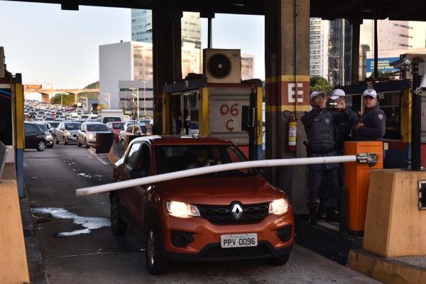 Motoristas de Uber realizam protesto na Terceira Ponte . Crédito: Vitor Jubini
