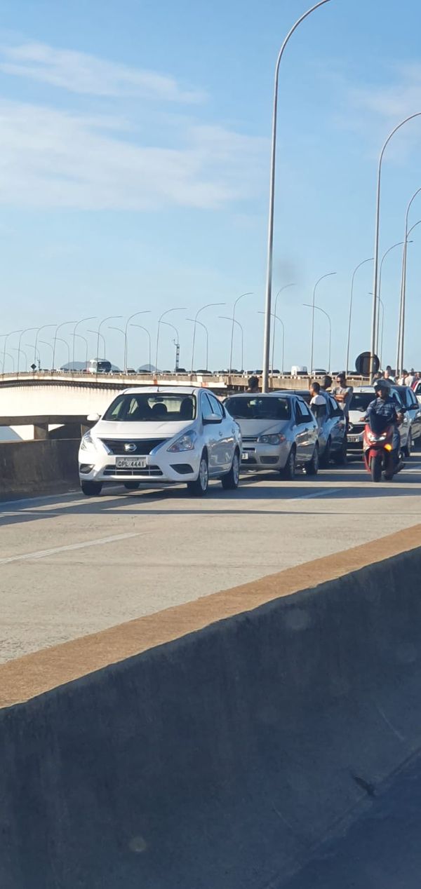 Motoristas realizam protesto em cima da Terceira Ponte . Crédito: Internauta