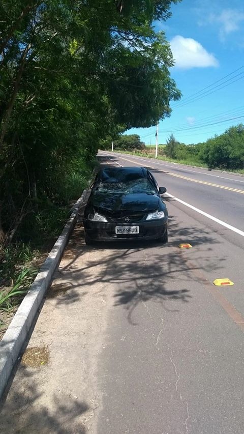 Mulher dirigia um Chevrolet Celta. Socorro foi chamado, mas a motorista morreu no local . Crédito: Internauta