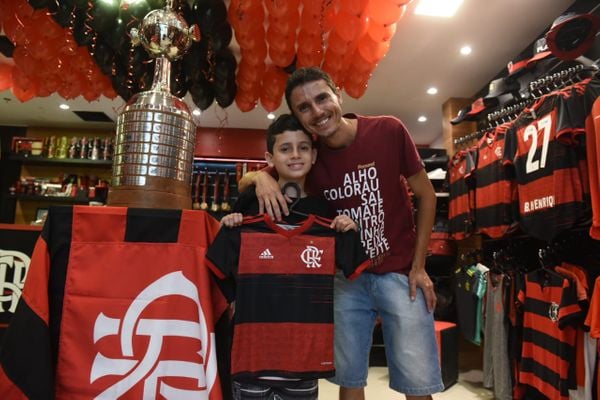 Pai e filho, Henrique e Adermesil não só viram a taça como compraram a nova camisa do Flamengo por Ricardo Medeiros