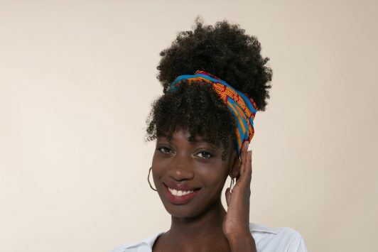 Para as taurinas, é só escolher um acessório e brilhar muito! . Crédito: Reprodução All Things Hair
