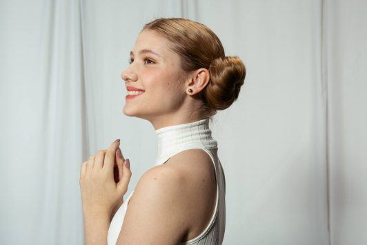 Novamente os 'space buns' aparecem, dessa vez numa versão mais vibes Princesa Leia de Star Wars. Crédito: Reprodução All Things Hair