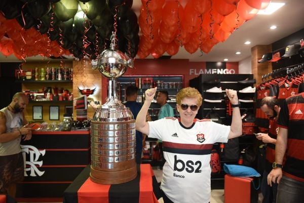 Sônia Maria viu a taça da Libertadores de 1981 e também a de 2019 do Flamengo. Crédito: Ricardo Medeiros