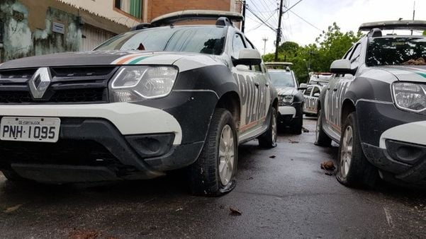 Carros da polícia tiveram os pneus esvaziados durante atos em Fortaleza. Crédito: José Leomar/SVM