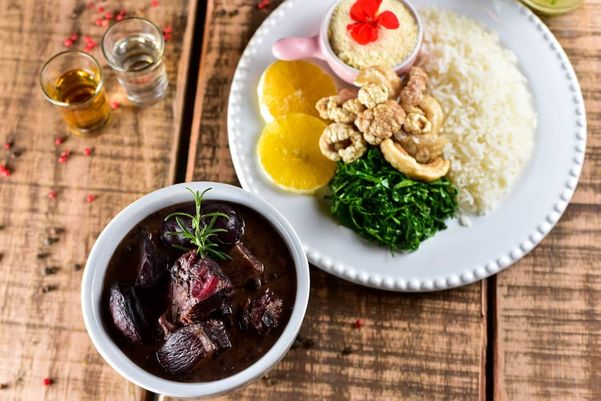 Feijoada da Montanha é servida no Tuia . Crédito: Tuia/Instagram