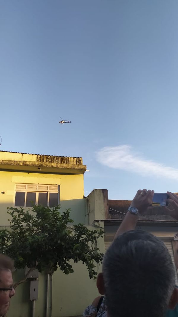 Helicóptero leva o piloto do avião para o Hospital Jayme dos Santos Neves . Crédito: Letícia Gonçalves 