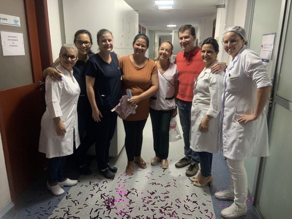 Jessyka com a equipe médica que cuida de Emilly no Himaba. Crédito: Divulgação / Sesa