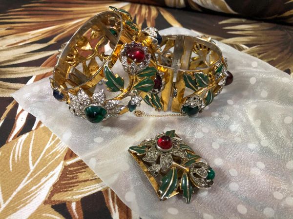 Leilão de Carmen Miranda: conjunto de braceletes e broche da 20th Century Studios que pertenceu a Carmen Miranda. Crédito: Pedro Permuy