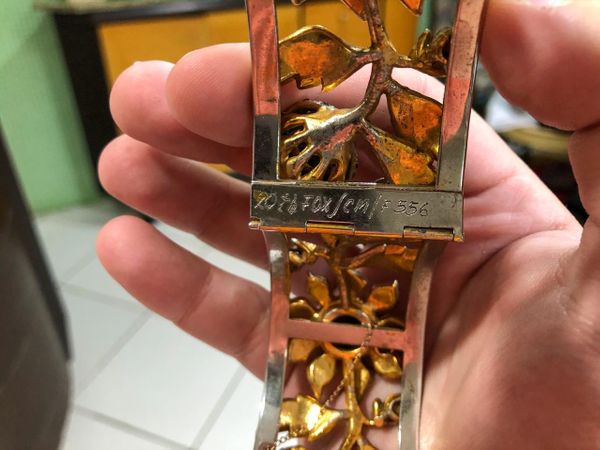 Leilão de Carmen Miranda: inscrição em bracelete da 20th Century Studios que pertenceu à Pequena Notável. Crédito: Pedro Permuy