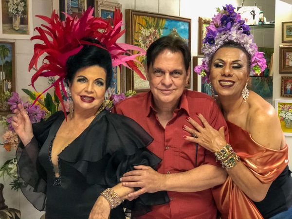 Leilão de Carmen Miranda: Natércia Lopes (cantora lírica), Haroldo Coronel (proprietário do acervo) e Ademir (performer). Crédito: Pedro Permuy
