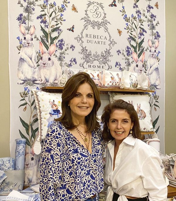 Paula Accioly,  proprietária da cerâmica Luiz Salvador, e Rebeca Duarte: na Abup Home & Gift, em São Paulo. Crédito: Divulgação
