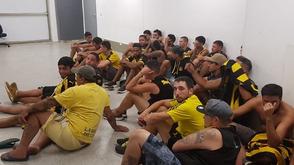 Torcedores do Peñarol chegaram a ser detidos após a confusão, mas apenas três respondem pela agressão ao capixaba. Crédito: Marcelo Baltar/Globoesporte.com