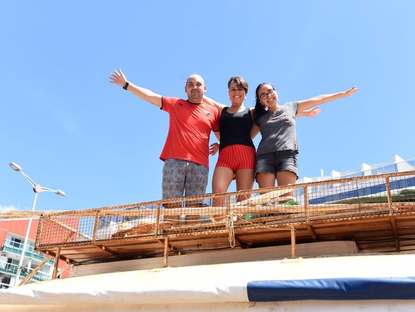 Data: 20/02/2020 - ES - Vitória - Araceli Faienza, Jesica Santillán e Emanuel Carrizo, argentinos que estão viajando pelo Brasil  por Ricardo Medeiros