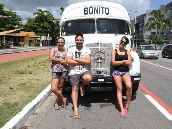 Data: 20/02/2020 - ES - Vitória - Araceli Faienza, Jesica Santillán e Emanuel Carrizo, argentinos que estão viajando pelo Brasil  por Ricardo Medeiros