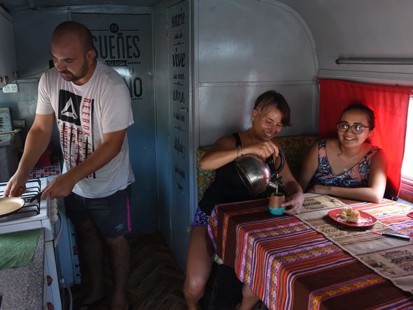 Data: 20/02/2020 - ES - Vitória - Araceli Faienza, Jesica Santillán e Emanuel Carrizo, argentinos que estão viajando pelo Brasil - Editoria: Cidades - Foto: Ricardo Medeiros - GZ por Ricardo Medeiros