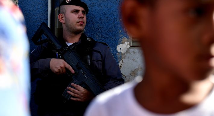 Evasão escolar, baixa escolaridade e envolvimento com o crime estão claramente correlacionados. Para melhorar os resultados de aprendizado, prevenir a evasão e a passagem para a criminalidade, uma estratégia eficiente é o turno integral