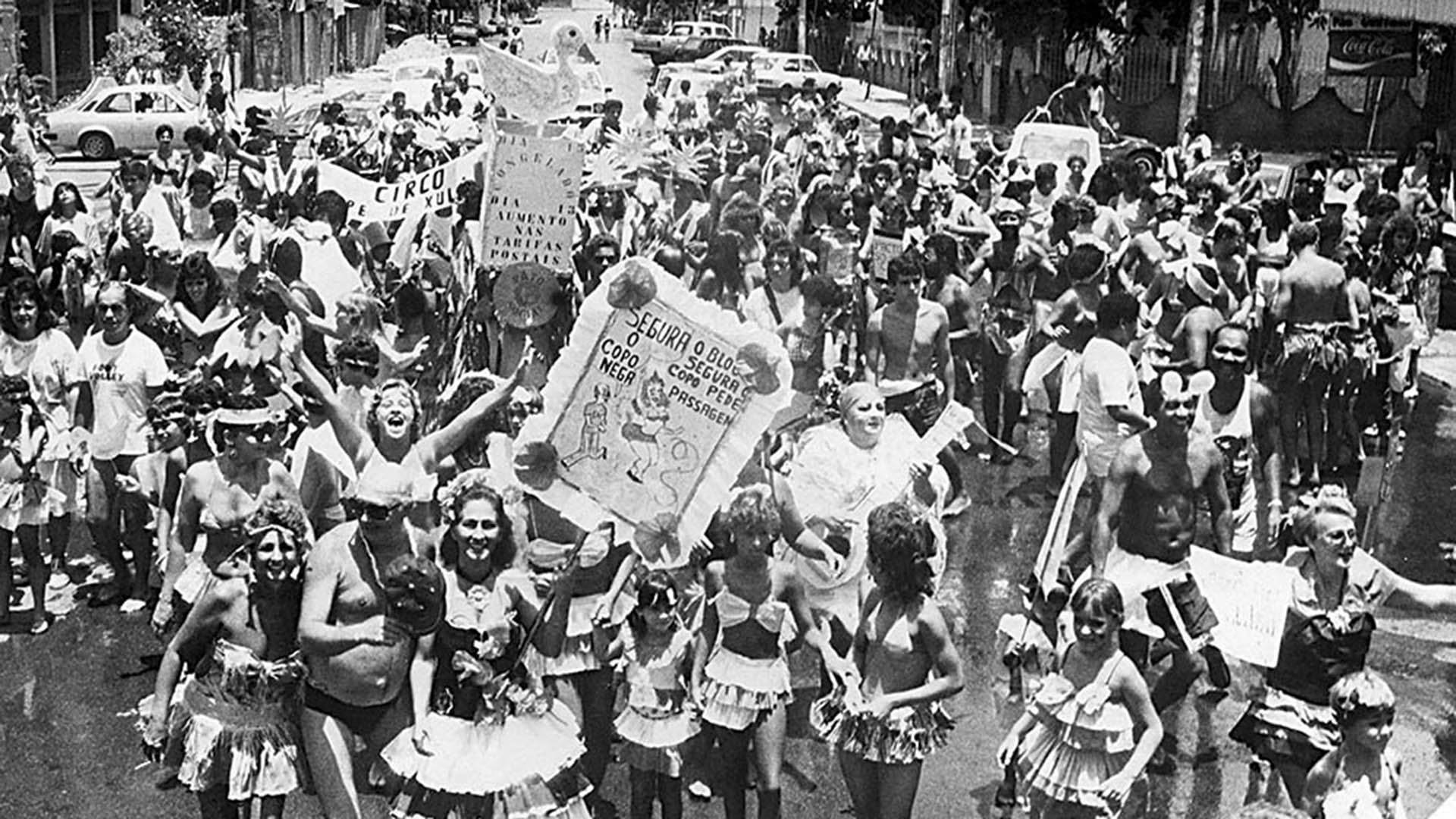 Veja fotos antigas dos desfiles de  blocos que animaram os carnavais de Vitória