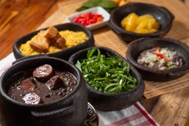 Feijoada da rotisseria Casa Roti. Crédito: Flavio Moraes/Divulgação