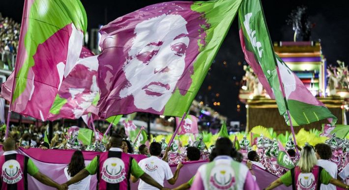 Todas as letras em tom de humor ou de dor denunciam os velhos e atuais descasos, embutidos ou grifados nas letras das escolas de samba
