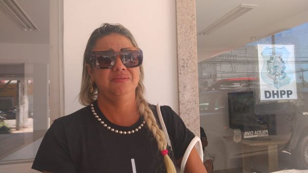 A dona de casa Carla Cristina Ferreira Ramalho Ribeiro, 42 anos, mulher da vítima, acredita em execução. Crédito: Elis Carvalho