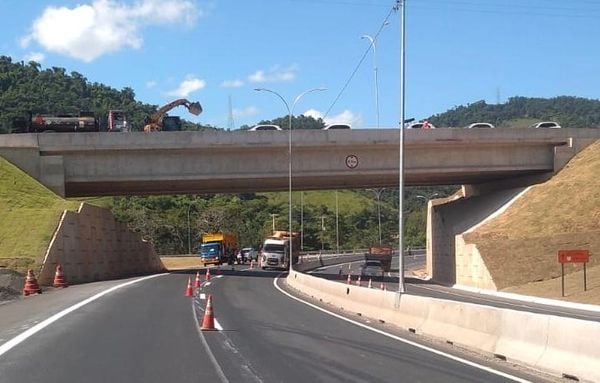 Obra do viaduto entre as BRs 101 e 262, em Viana. Crédito: Divulgação