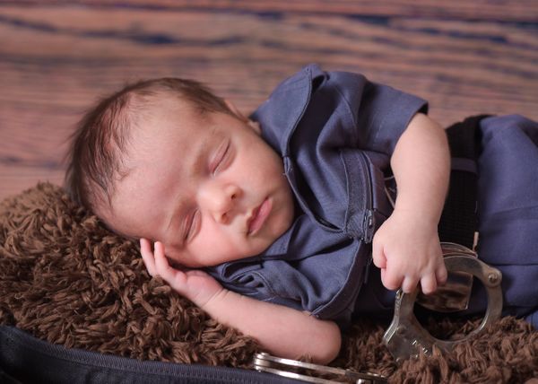 Para o ensaio de um mês do Pedro, os pais encomendaram uma minifarda da PM por Venial Fotografia