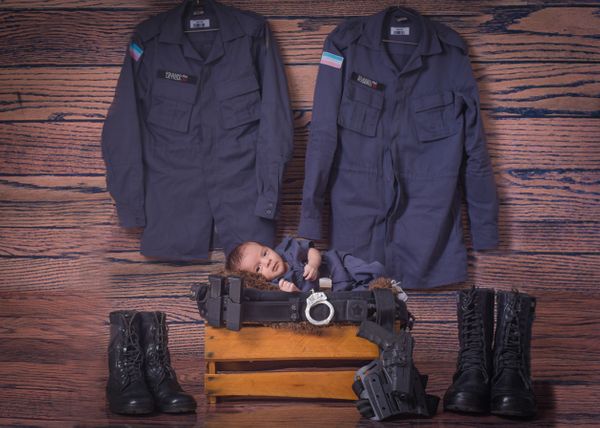 Para o ensaio de um mês do Pedro, os pais encomendaram uma minifarda da PM por Venial Fotografia