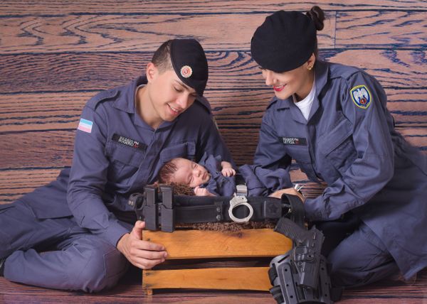 Para o ensaio de um mês do Pedro, os pais encomendaram uma minifarda da PM por Venial Fotografia