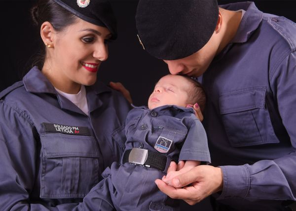 Para o ensaio de um mês do Pedro, os pais encomendaram uma minifarda da PM por Venial Fotografia