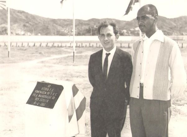 Salvador Venâncio da Costa, presidente do Vitória (de terno), diante da placa de inauguração do estádio Salvador Costa. Crédito: Arquivo/ A Gazeta