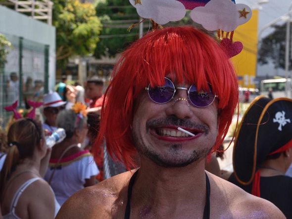 Alegria e criatividade dos foliões do Bloco Simpatia por Vitor Jubini